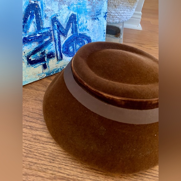 Down Turned Ribbon and Velvet Embellished brim Brown Felted Vintage Hat (1940s) - Picture 5 of 11